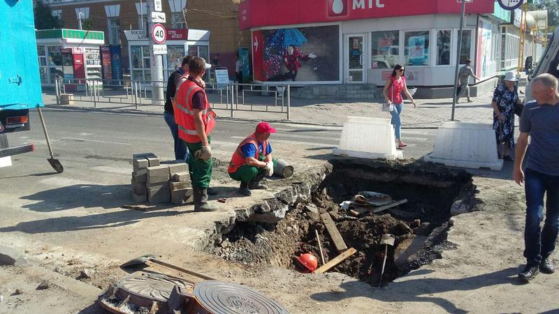 В Барнауле на проспекте Ленина из-за ремонта коллектора провалился асфальт