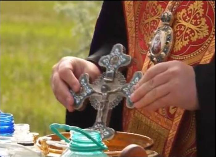 Последнее упование: священники освятили трассу Рубцовск-Барнаул для снижения аварийности