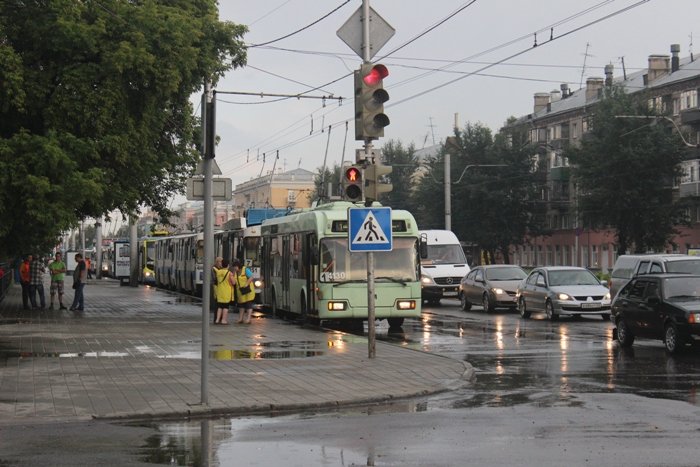 В Барнауле дождь на час парализовал движение троллейбусов. Фоторепортаж