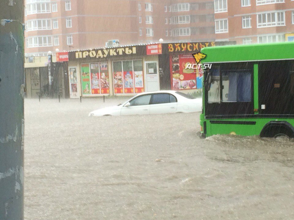 Дожди: на Алтае затопило трассу, в Новосибирске – метро (фото и видео)
