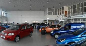 В новый салон KIA накануне открытия проник мужчина и ломом разбил два автомобиля