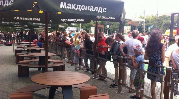 У первого в Барнауле кафе «Макдоналдс» выстроилась длинная очередь