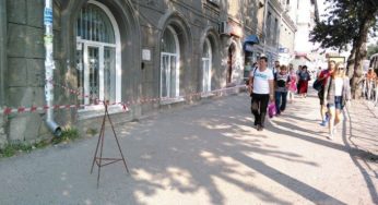 В Новосибирске осыпался фасад дома, ремонтом которого должна была заниматься барнаульская компания