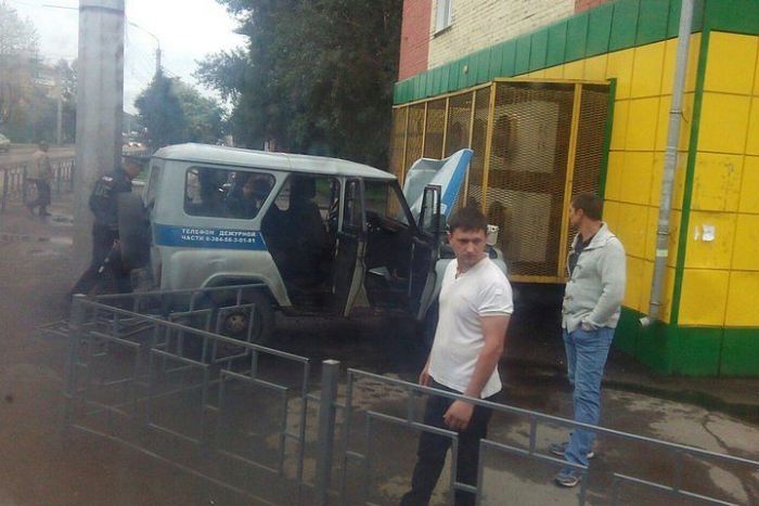 В Ленинск-Кузнецке машина вневедомственной охраны врезалась в «Марию-Ра»