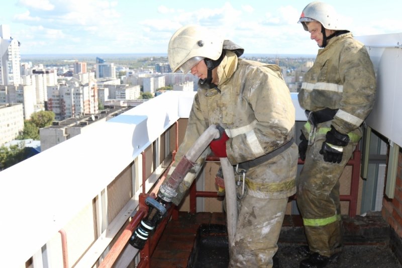 В центре Барнаула из-за сигареты загорелась 16-этажная новостройка (фоторепортаж)