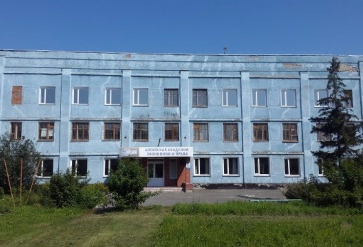 Алтайская академия экономики и права продает корпус, чтобы расплатиться со студентами