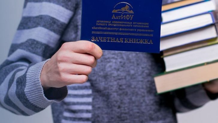В Алтайском институте финансового управления ломают голову, куда переводить студентов