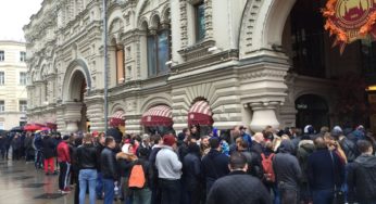 Москвичи за 50 000 покупают vip-места в очереди за новыми айфонами, продажа которых стартует в ГУМе
