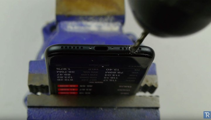 Владельцы iPhone 7 сверлят дырки под наушники, чтобы слушать музыку