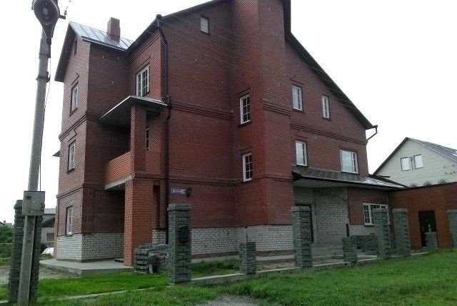 Огромный коттедж в Барнауле продают по частям