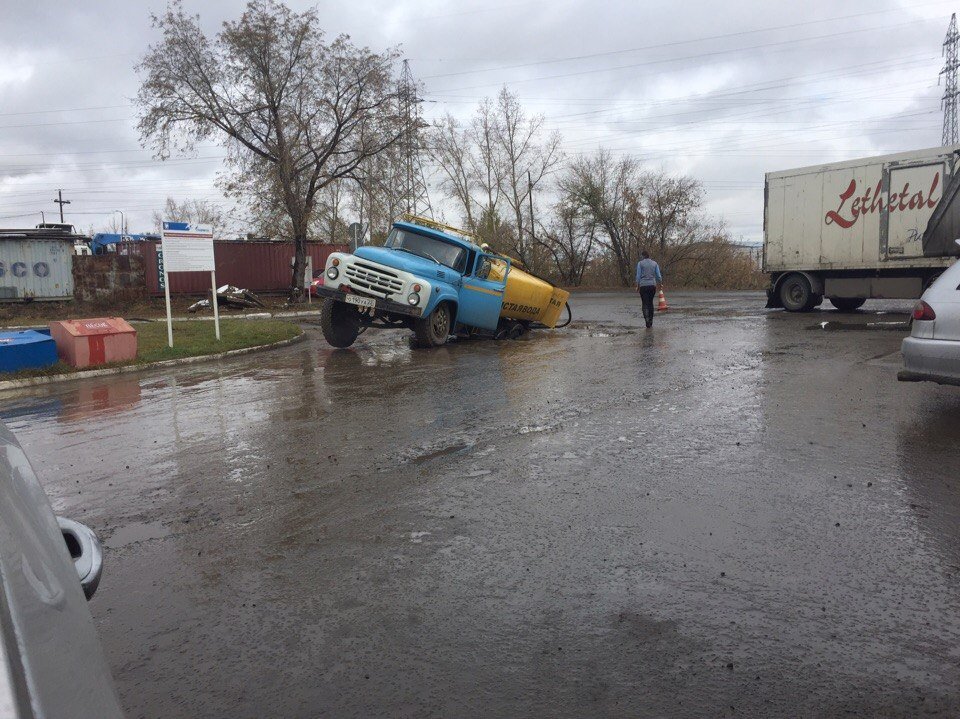 В Барнауле автоцистерна провалилась в яму на дороге