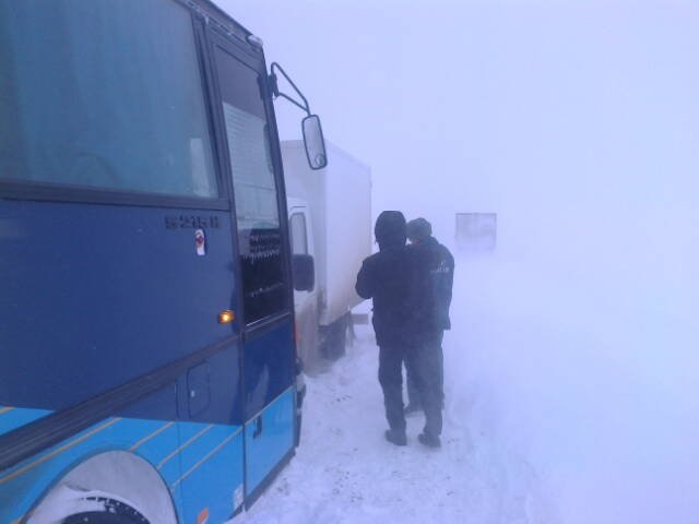 Пассажирский автобус съехал в кювет на трассе А-322 по пути в Барнаул