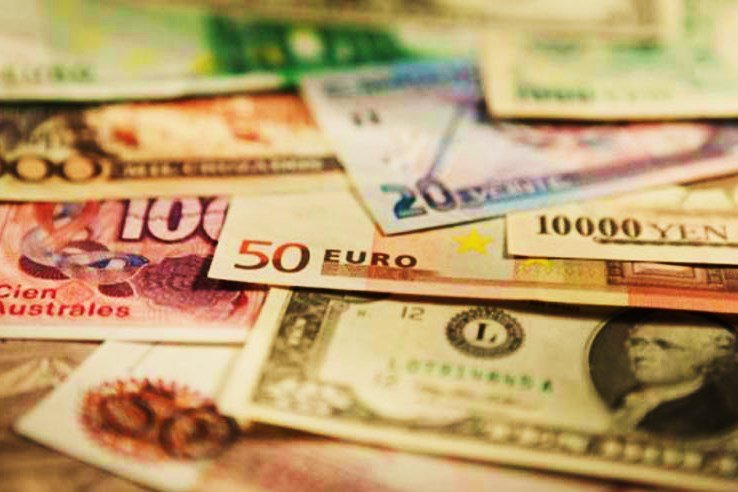 Российские банки скупают доллары и евро
