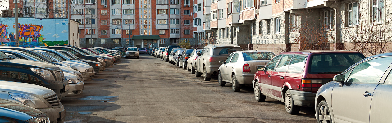 В России могут разрешить пожарным и скорым таранить машины во дворах
