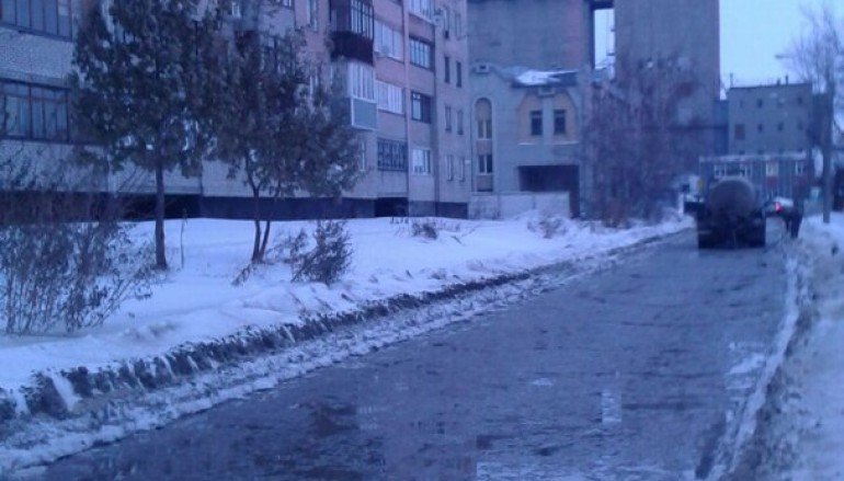 В Барнауле затопило улицу Глушкова из-за аварии на водопроводе