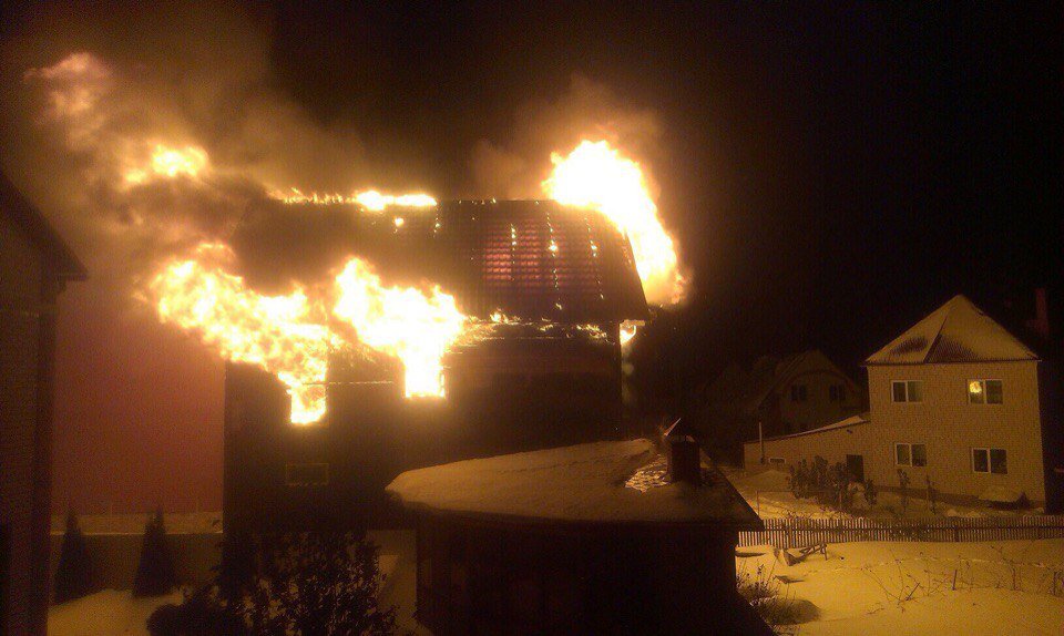 В Барнауле ночью сгорел коттедж в пос. Солнечная поляна