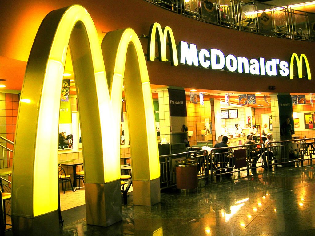 McDonald's начнет продавать гамбургеры по интернету