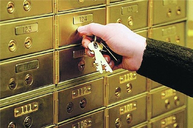 На Алтае сотрудники банка воровали деньги клиентов, чтобы погашать свои кредиты в других банках