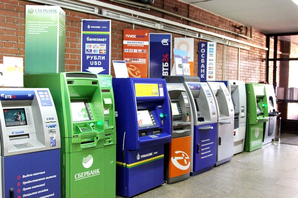 Владельцы банкоматов будут брать процент за снятие наличных с пластиковых карт?