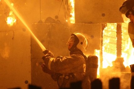 Двухэтажный коттедж дотла сгорел в Барнауле (видео)