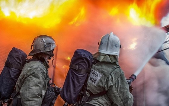 В Барнауле после ликвидации пожара в общежитии шинного завода обнаружен труп мужчины