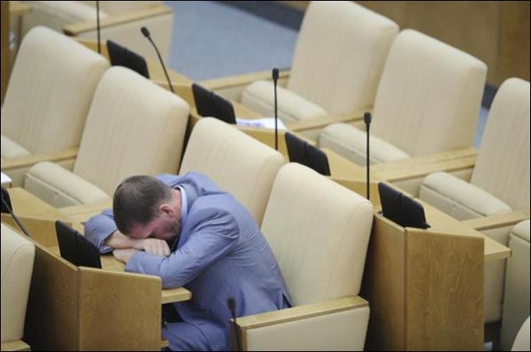 Двухчасовой перерыв на обед хотят ввести в стране депутаты Госдумы