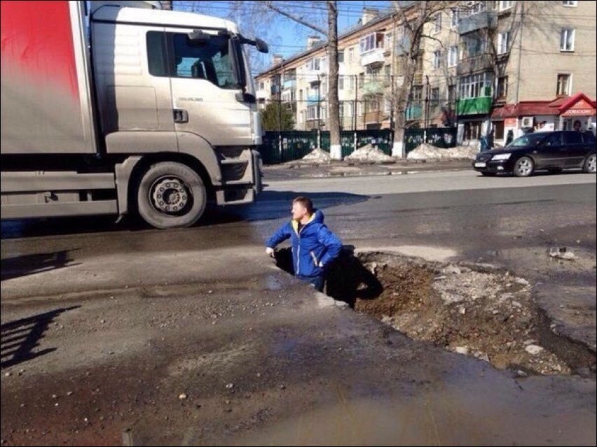В Барнауле грузовик провалился в огромную яму