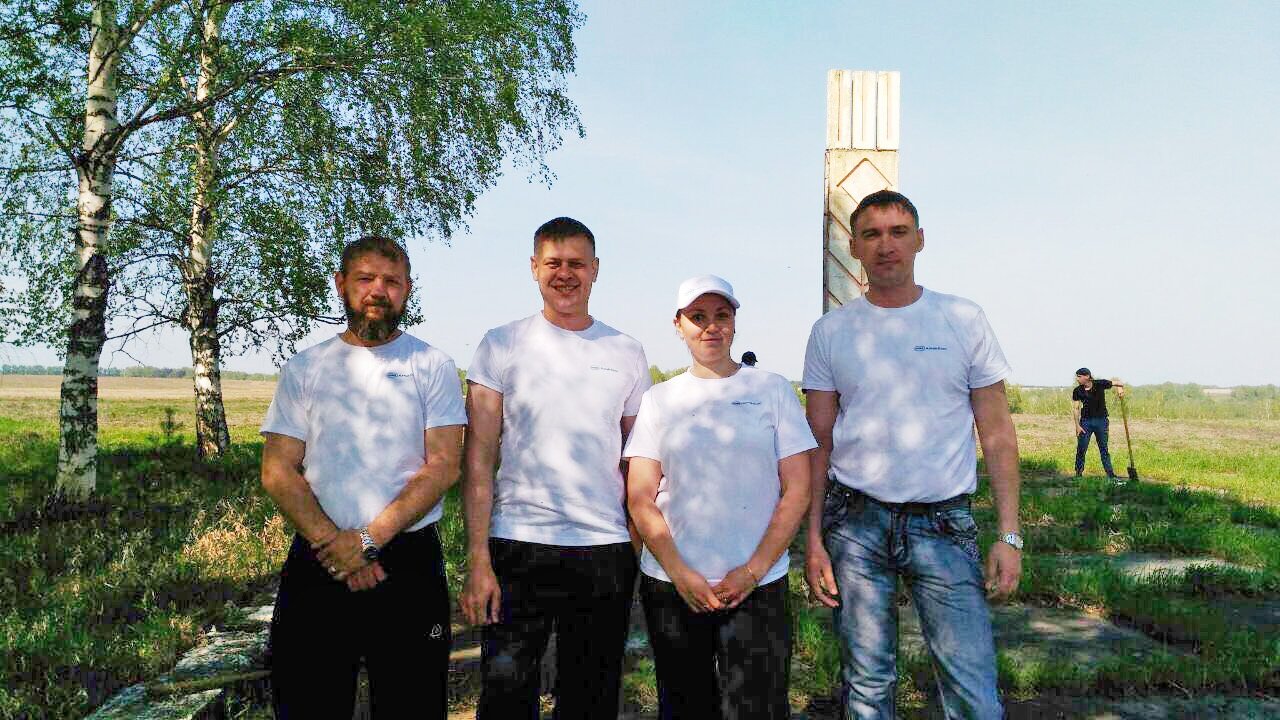 Молодые работники Алтай-Кокса помогли благоустроить городской памятник
