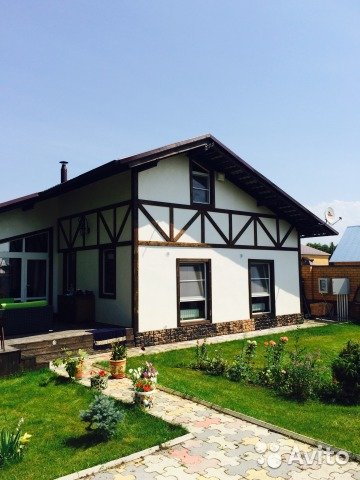 Дом со встроенным пылесосом и подсвеченными лиственницами продают в Бобровке за 11 миллионов