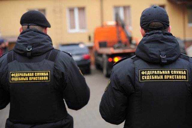 В Барнауле должник сбил судебного пристава на арестованной машине