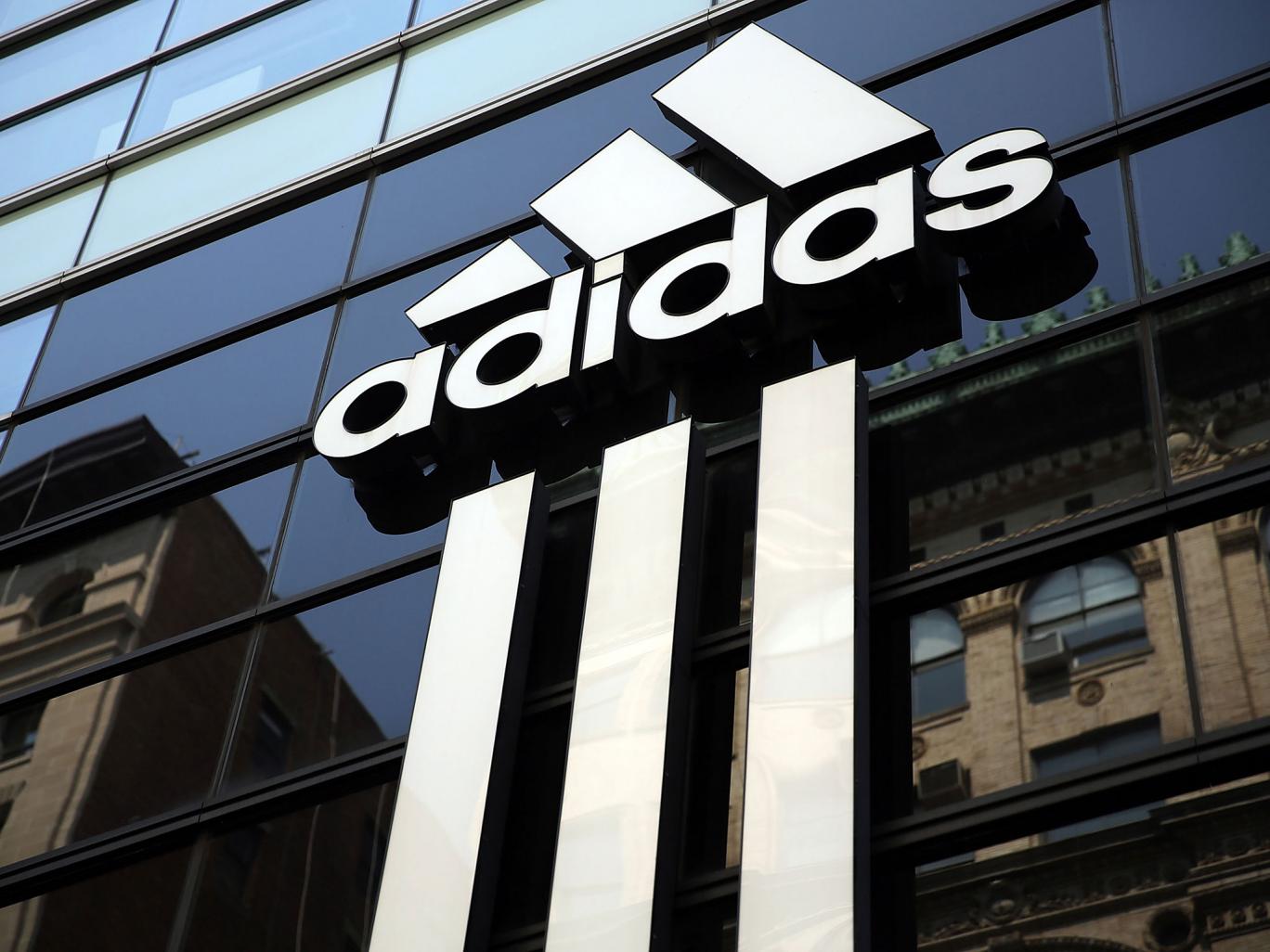 Компания Adidas сокращает свои торговые заведения в России