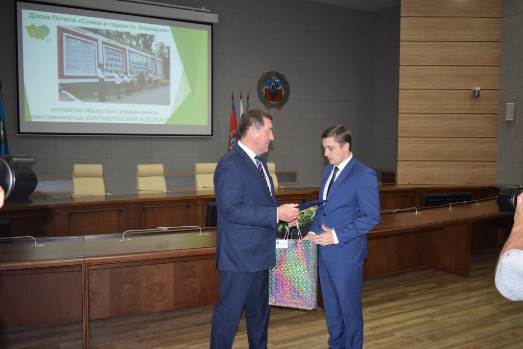 Коллектив «Росводоканал Барнаул» занесли на Доску Почета и наградили медалями