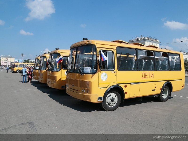 Контракт на поставку школьных автобусов на Алтай подписал минпромторг РФ