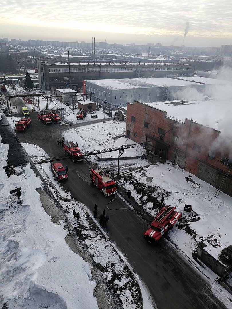 На территории шинного комбината в Барнауле произошел пожар