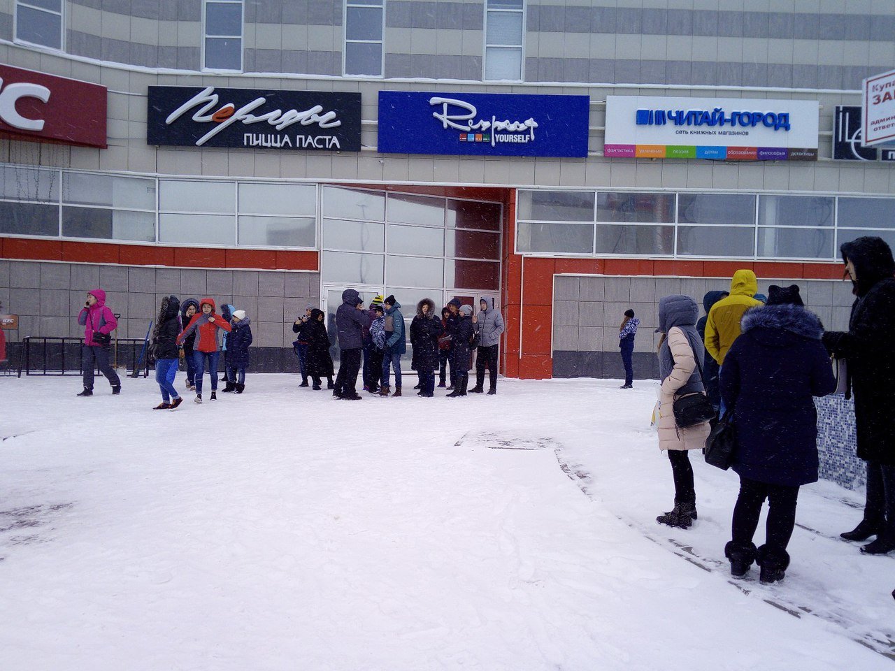 Барнаульский ТРЦ "Огни" эвакуирован после сообщения о взрывном устройстве