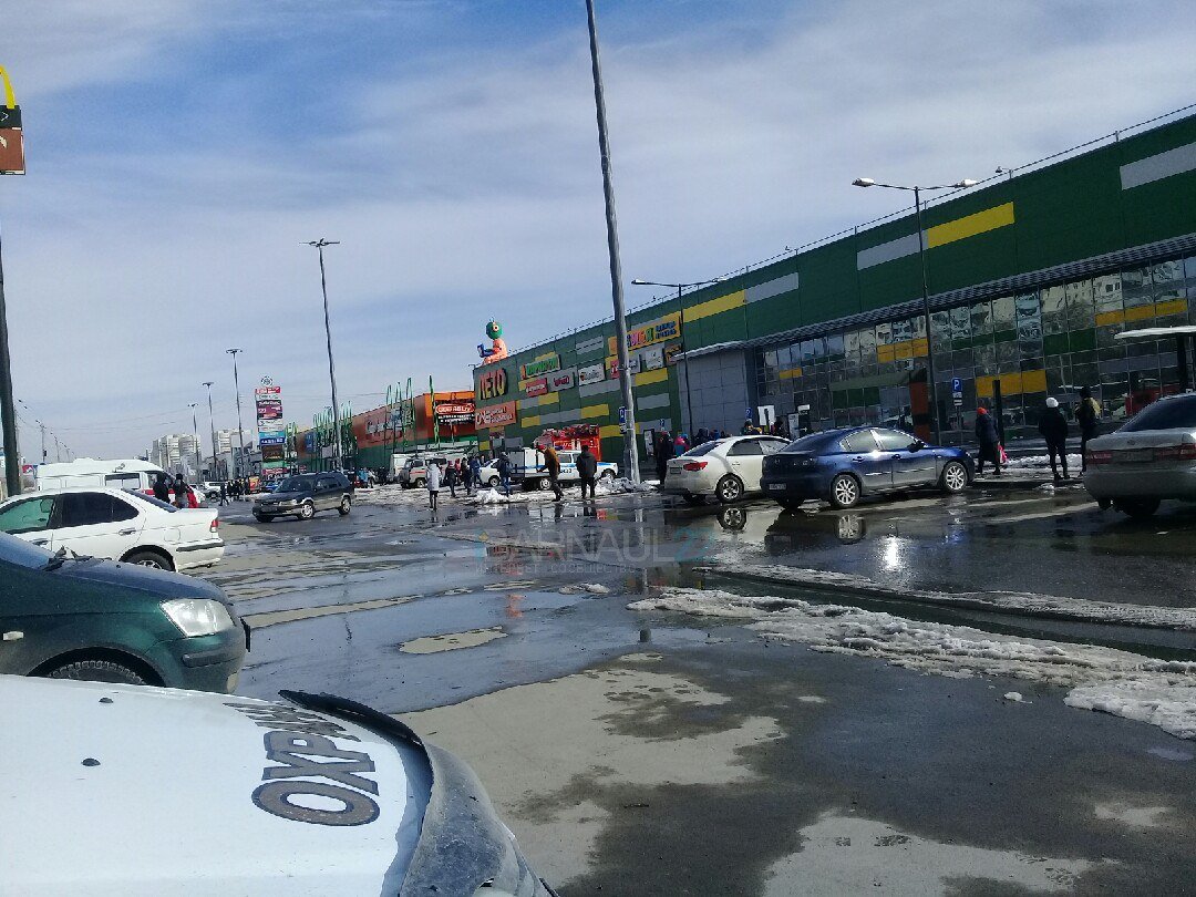 В Барнауле был эвакуирован торговый центр "Лето"
