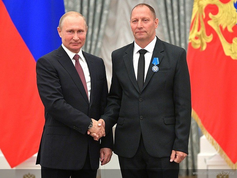 Президент России Владимир Путин вручил алтайскому механизатору орден Почета