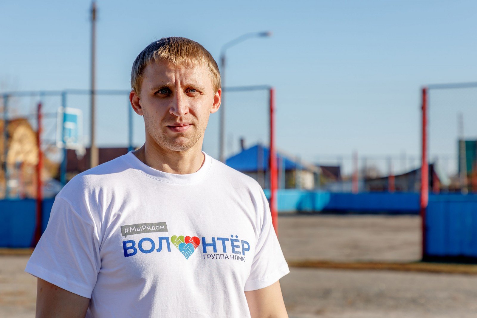 Работник Алтай-Кокса обновил спортивную площадку в Заринском детском доме