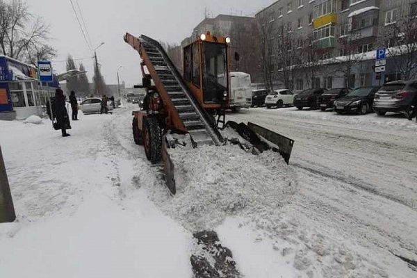 Барнаул в ночь будет разгребать снежные завалы: мешающие уборочной технике машины эвакуируют