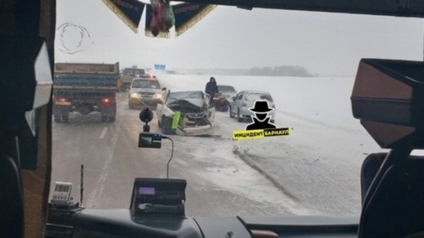 Лобовое столкновение двух легковых автомобилей произошло на трассе Барнаул – Бийск