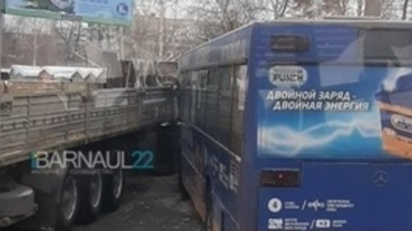 Грузовик столкнулся с автобусом в Барнауле. Движение перекрыто