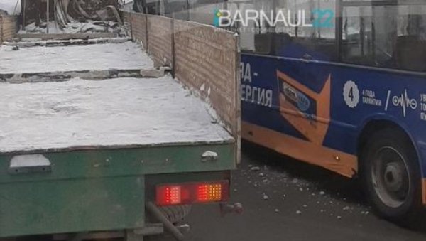 В Барнауле автобус «с двойной энергией» и грузовик перегородили дорогу после ДТП