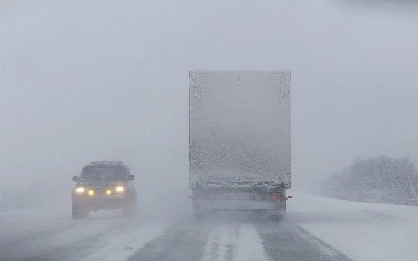 Алтайские трассы закрыли для грузовиков и автобусов в непогоду