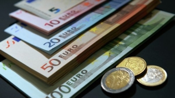 Курс евро впервые за год опустился до 69 рублей