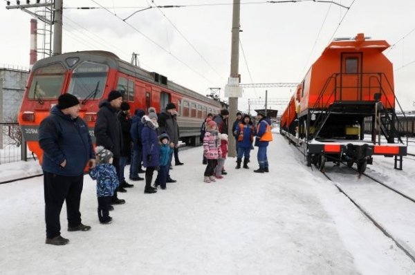 Алтайские железнодорожники организовали новогоднюю экскурсию для детей