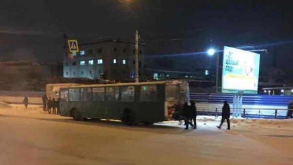 В Новосибирске пассажиры толкали сломанный троллейбус по маршруту