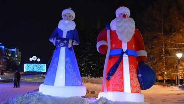 Барнаул перед Новым годом украсили гигантскими шарами и светящимся оленем