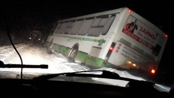 Пассажирский автобус слетел с дороги в Барнауле