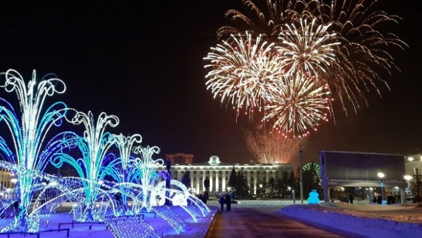 «А мы такие зажигаем». Как в Барнауле открывали главную Новогоднюю елку