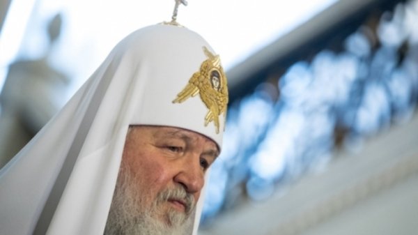 Патриарх Кирилл разрешил богослужения на русском языке